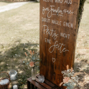 Holzschild - heute wird aus zwei Familien...